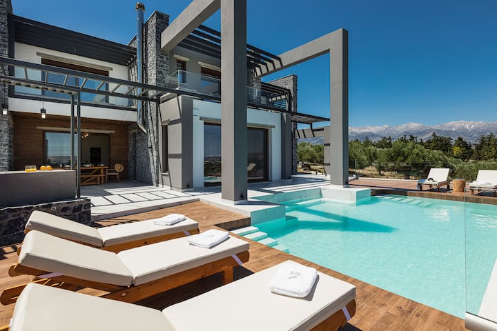 Luxe Getaway – Infinity Pool & Spa, Near the Beach