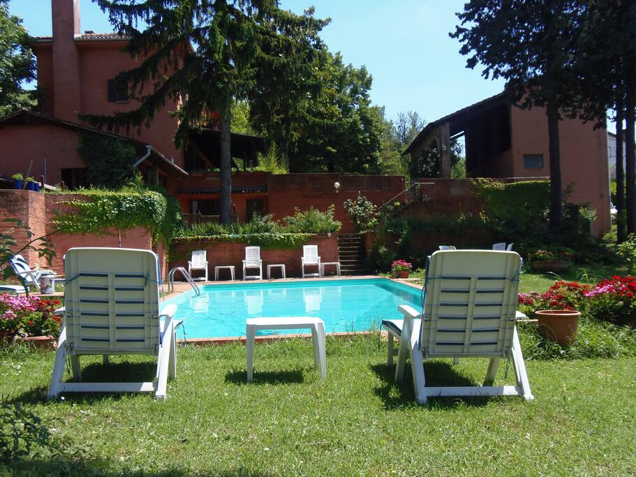 La piscina ha la vista sulle colline - The swimming pooll and the hill's view