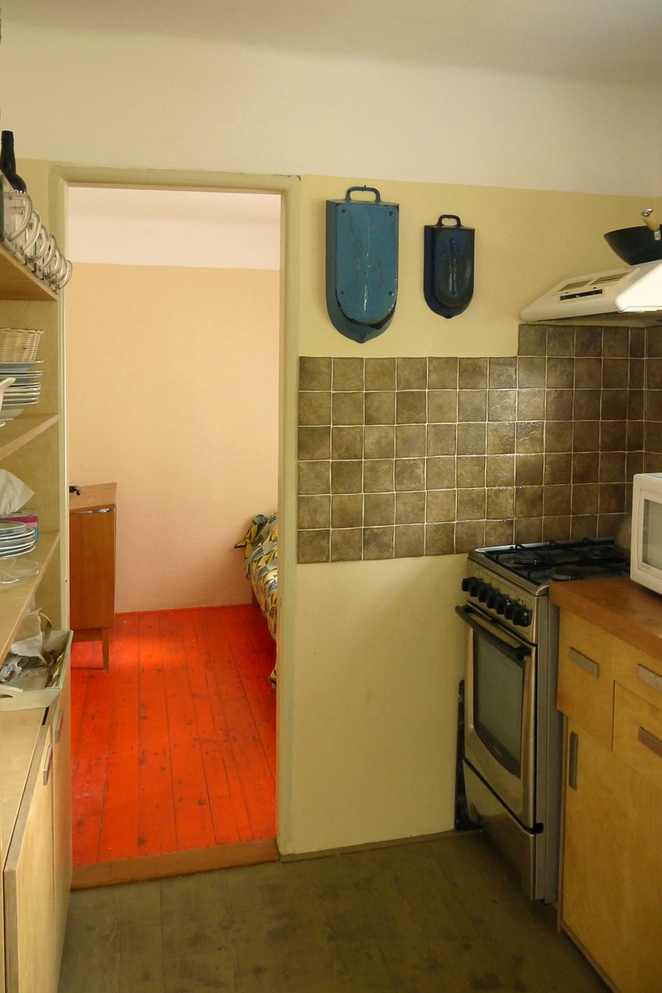 Une cuisine donnant sur une chambre