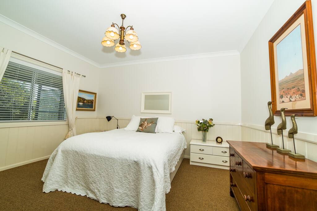 Master bedroom .. queen size bed
