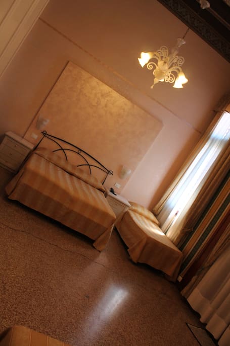 TRIPLE ROOM VIEW LITTLE CANAL WITH BATHROOM