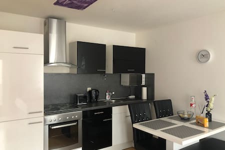 Schönes Apartment mit Balkon U-Bahn- 1min
