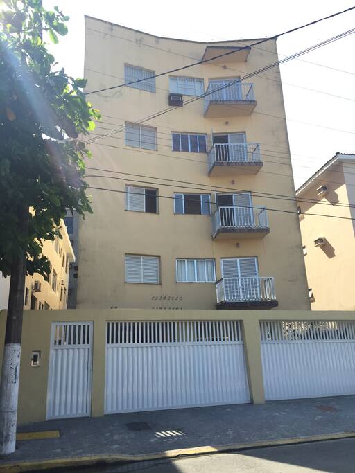Frente do prédio com portão eletrônico