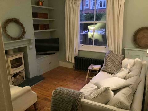 Cosy, charming terrace cottage in Windsor