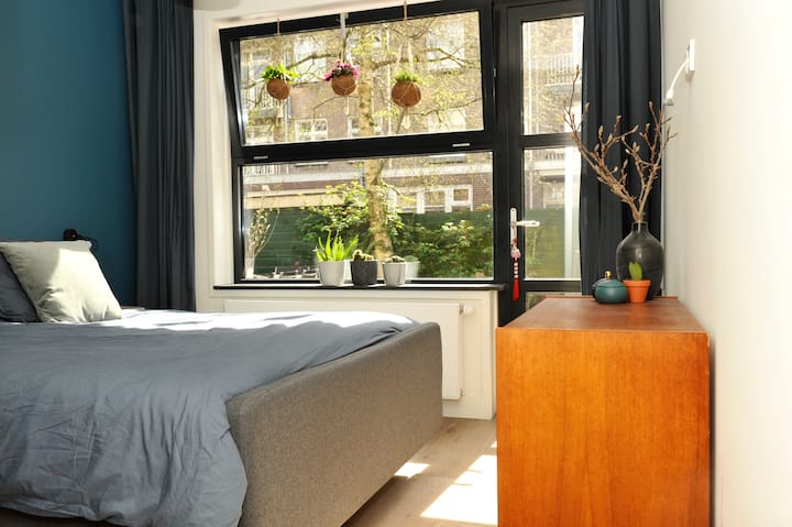 Glavna spavaća soba s vratima koja vode u vrt