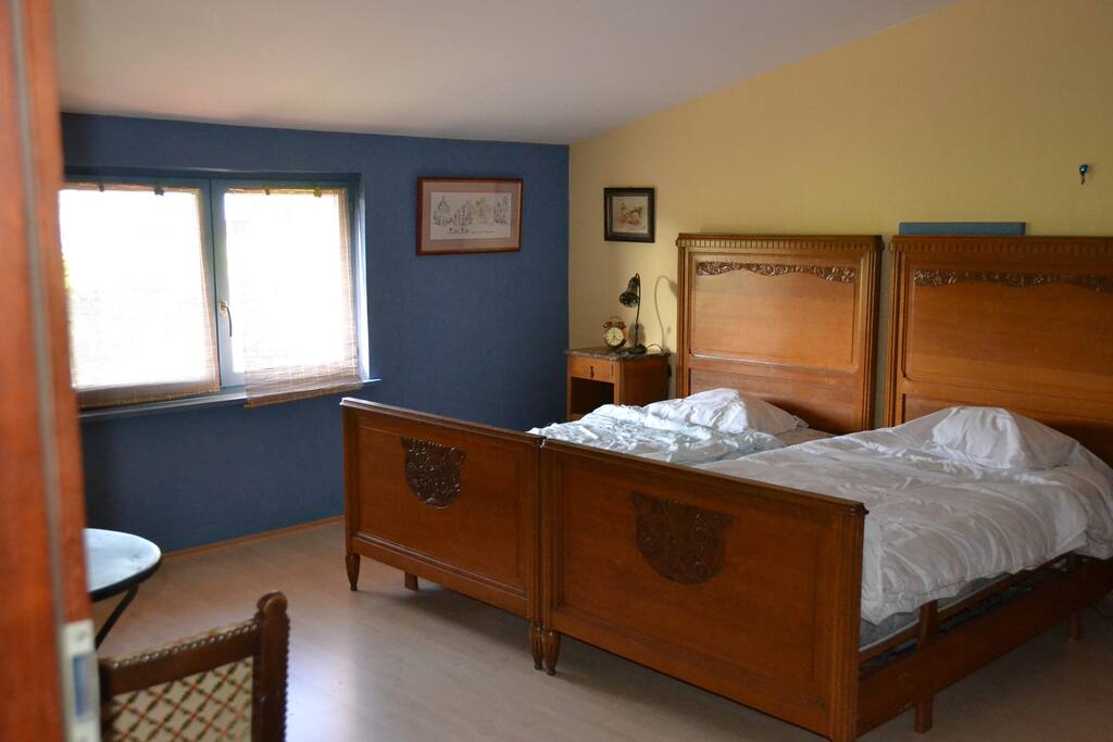 Grande chambre" vintage"à L'étage