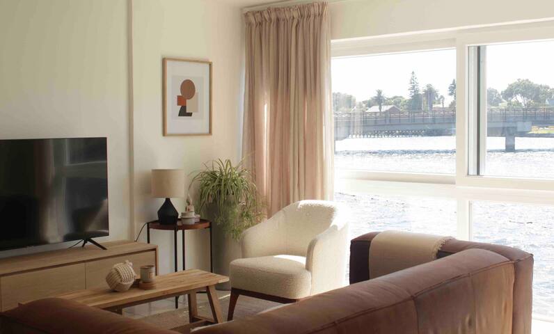 Modern, secure 3 bedr townhouse on the lagoon. gallery image 3