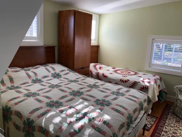 Горе: кралица + близнак