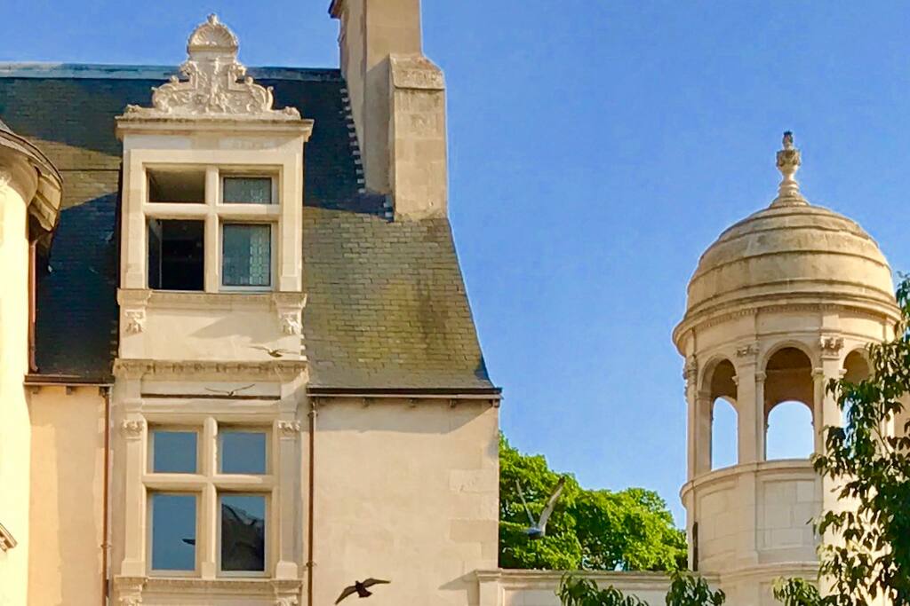Plan rapproché du logement ( pignon supérieur à la fenêtre ouverte )
