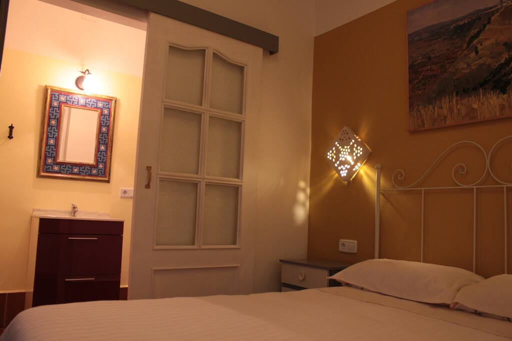 Habitación "verano" con cama de matrimonio y baño. Bomba de calor y frío.