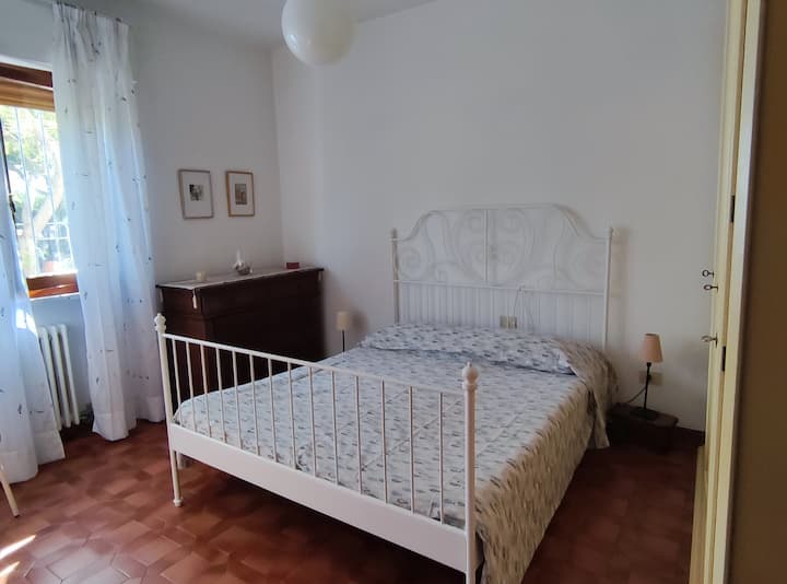 Основната спалня е оборудвана с пуф, който се превръща в единично легло, ако е необходимо.