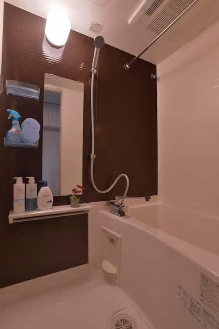 シャンプー、コンディショナー、ボディウォッシュを備えたバスルーム
浴室乾燥機（洗濯物の乾燥用）