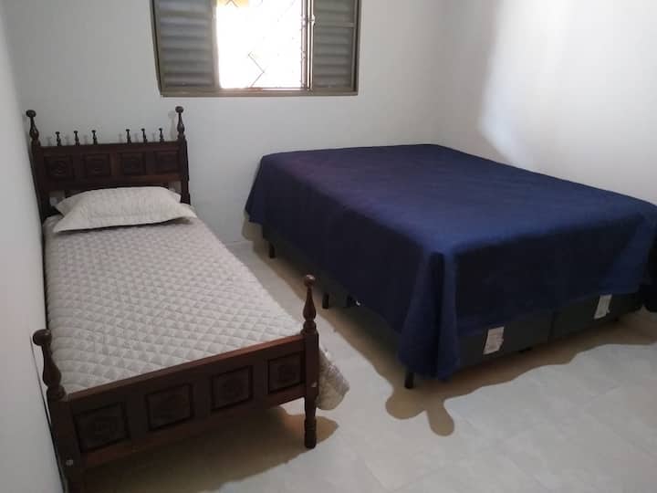 Голяма спалня с единично легло и двойно легло и гардероб 