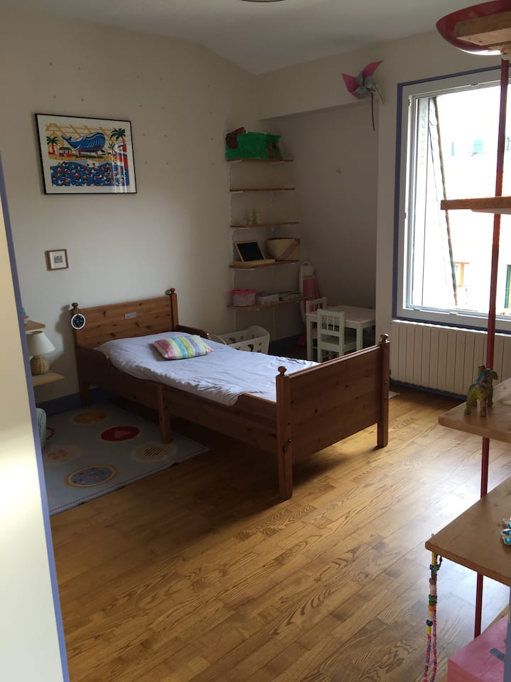Chambre enfant 3, lit 90 pouvant être utilisé par un adulte