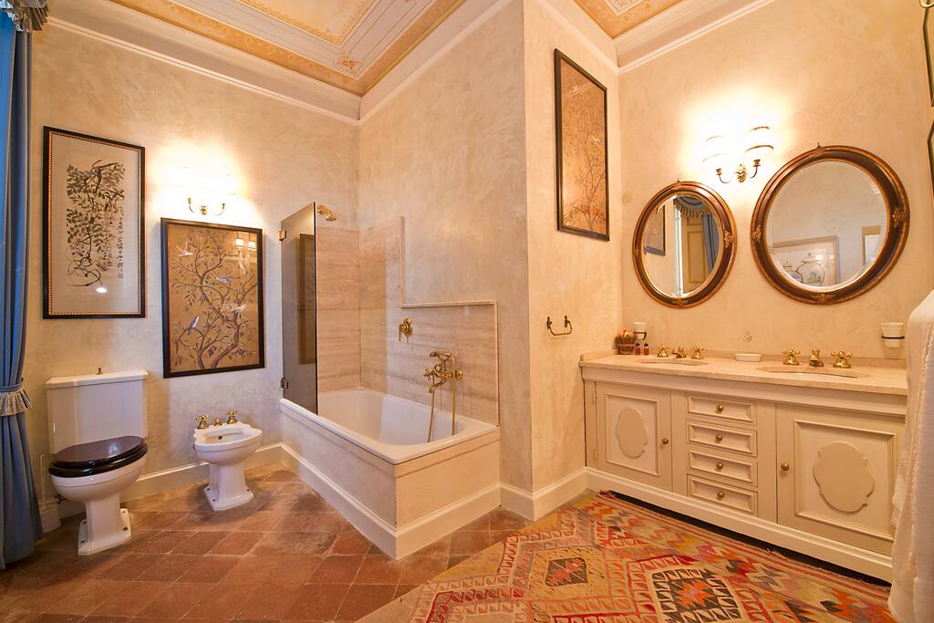 Camelia bathroom