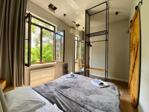 Unwind in Spacious Condo across from The Opera