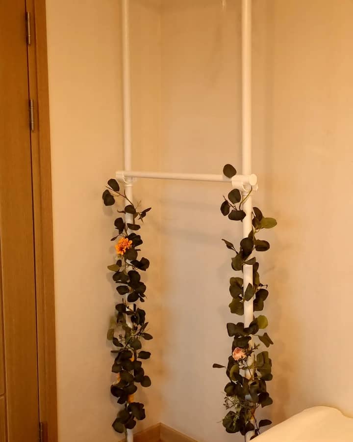 Enjuagador de habitación con cama doble en el segundo piso.