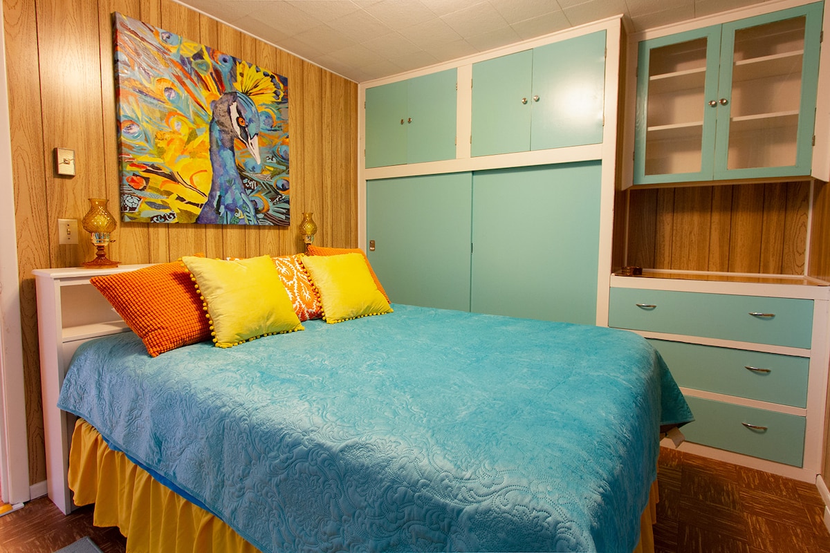 غرفة النوم الثانية - موضوع الطاووس مع مكونات مبنية