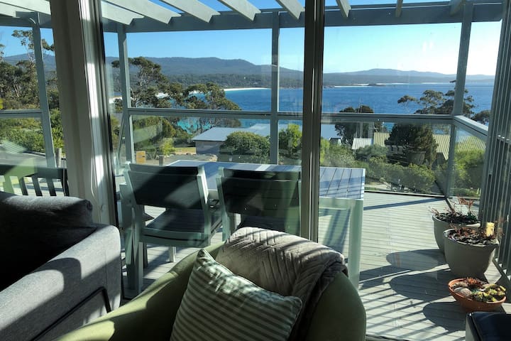 FIVE BEACHES BEACH HOUSE Binalong Bay King Beds