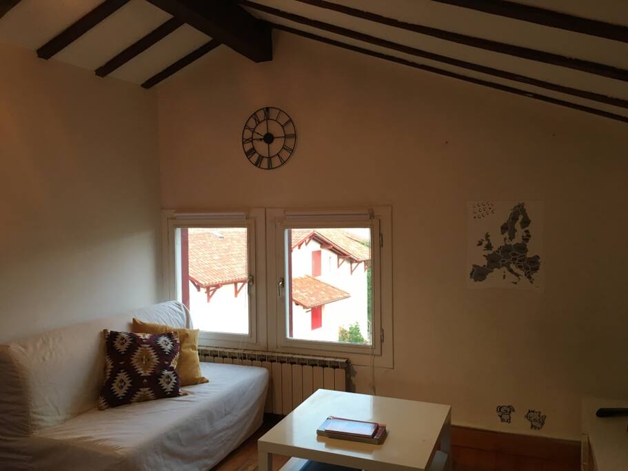 Living area (Photo 2)