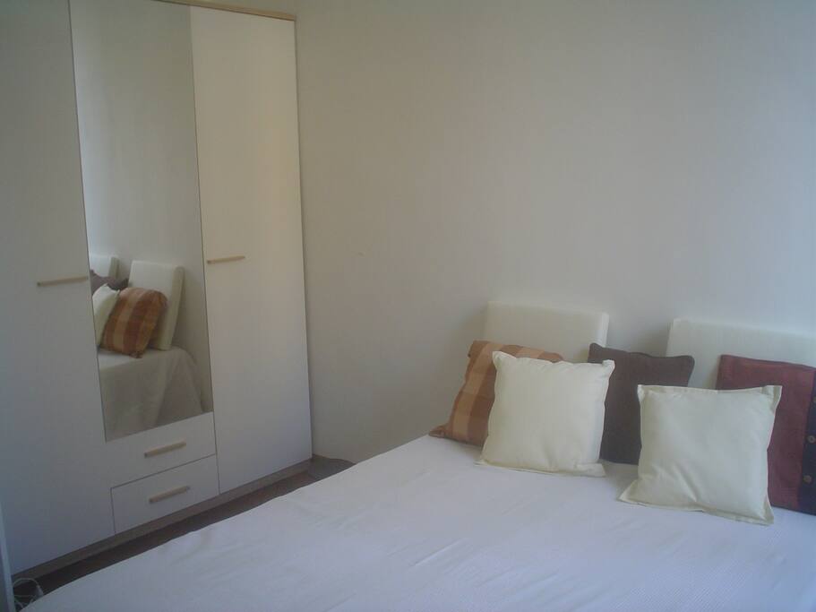 grande armoire et lit super comfort