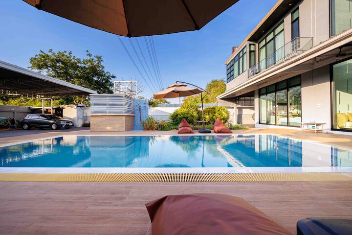 【曼谷市区700平网红高端泳池别墅】近地铁口超市/3晚以上免费接机一次/旅游路线定制 gallery image 3