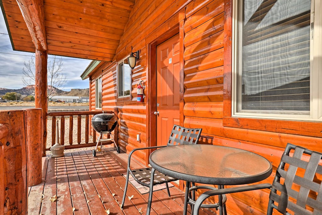 This log cabin is ideal for spending time outside amidst the area's beauty.