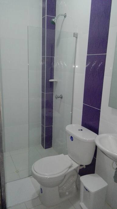 baño moderno de la habitacion
