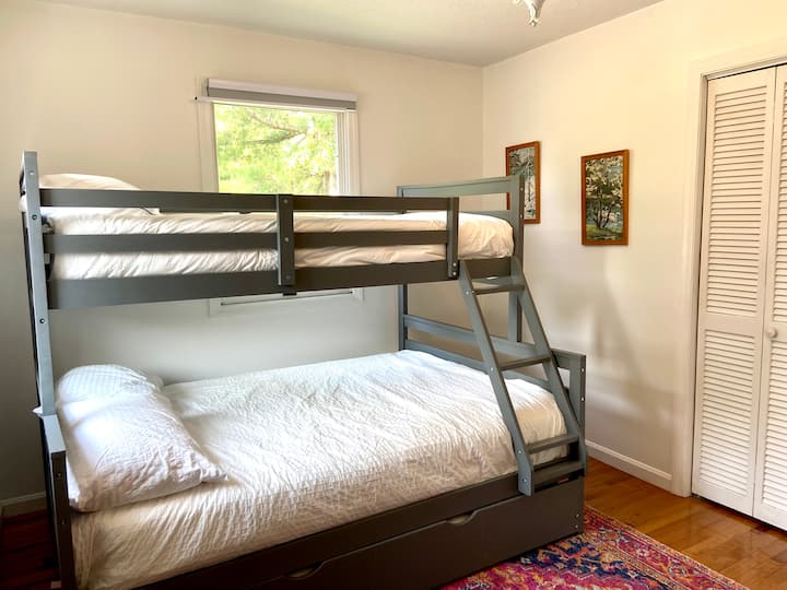 Спалня №3 на горния етаж, единично легло над пълно легло с две единични легла