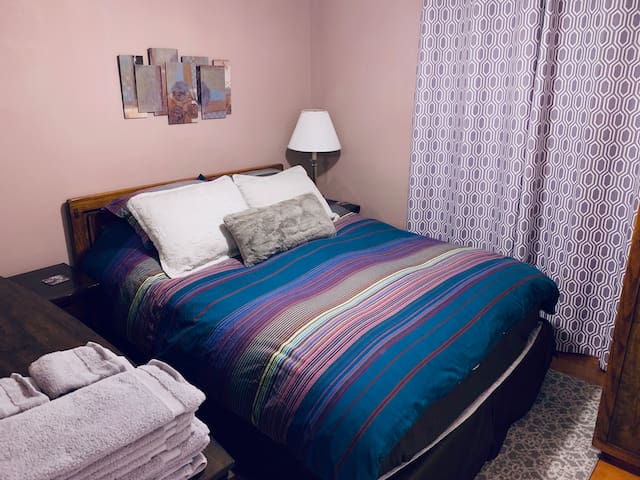 Cozy, clean & quiet Queen bedroom near Calgary