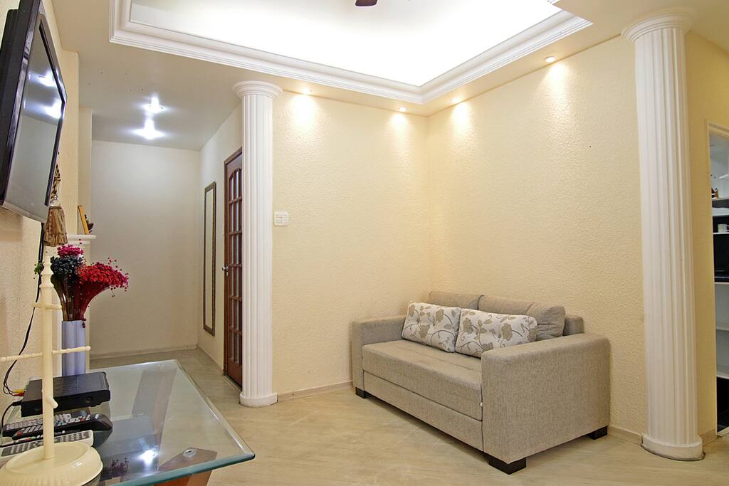 Apartamento em Copacabana com 80m², dividido em 2 quartos, sala de estar, sala de jantar, 2 banheiros e cozinha. O primeiro quarto possui uma cama de casal e ar condicionado. O segundo quarto está equipado com duas camas de solteiro e ar condicionado. A sala oferece um sofá-cama, TV LCD e mesa de jantar.
Localizado no 6° andar de um prédio seguro com portaria 24h, este apartamento fica a apenas 150 metros da praia de Copacabana e bem perto de Ipanema. Localização privilegiada, tendo ao redor supermercados, caixas eletrônicos, restaurantes e transporte publico.
Este apartamento é ideal para casais, pequenas grupos ou famílias. Possui também Internet sem fio gratuita e máquina de lavar.