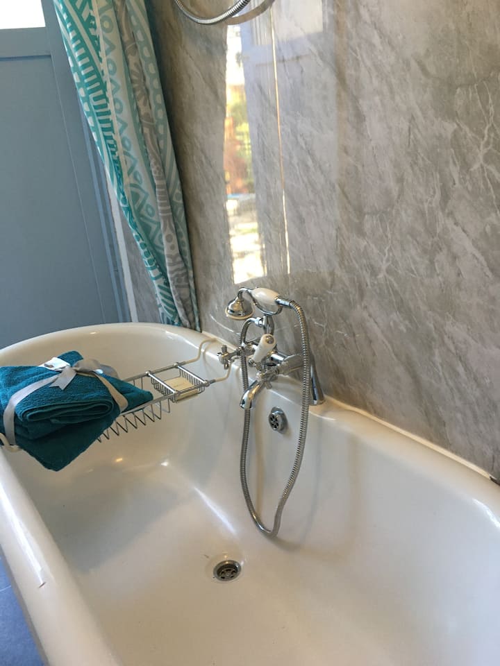 Este es el cuarto de ducha separado en Little House en el jardín.  Tiene un lavabo de manos con agua fría corriente. El baño es más decorativo, ya que la ducha está sobre el baño, por lo que el baño se utiliza como soporte de ducha.