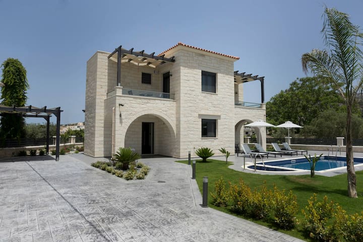 Villa 200m to Beach & Amenities w/Pool, Sauna, BBQ