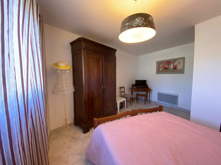 Mwonekano mwingine wa chumba cha kulala na TV 