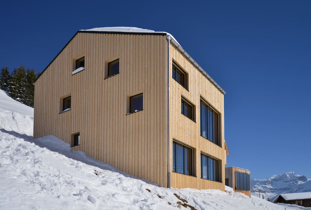 Skifahren im Winter, vom Haus aus.