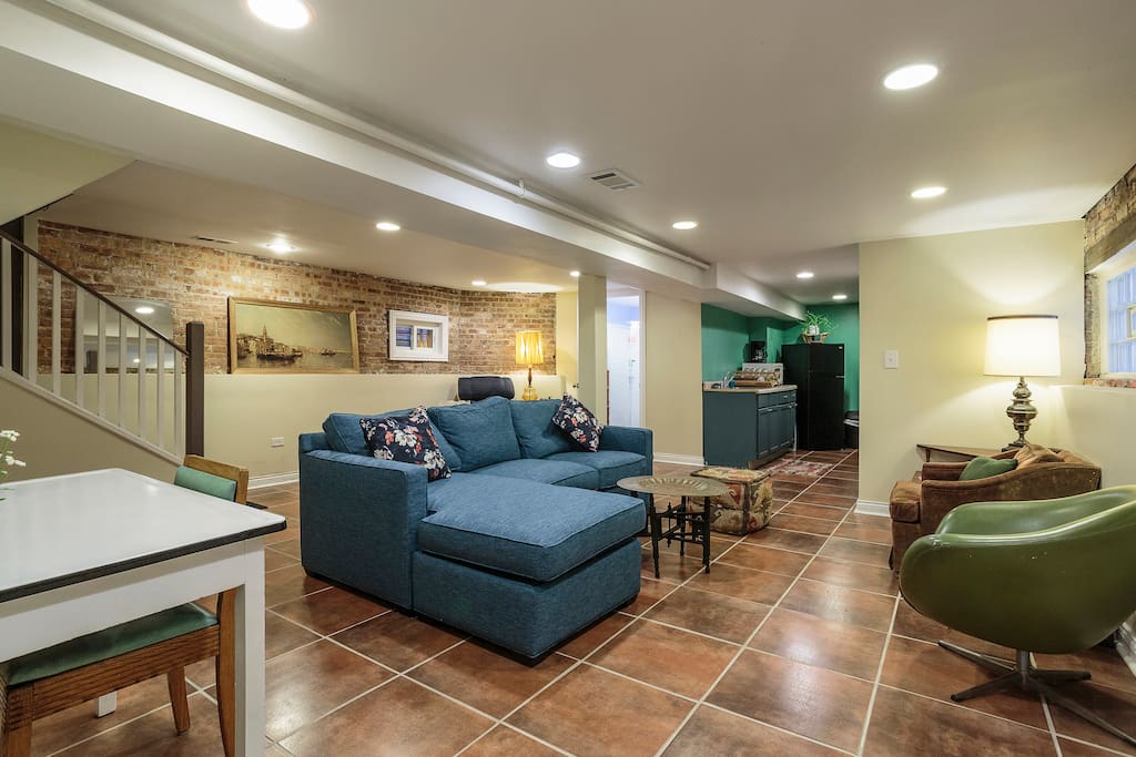 Private basement apartment - Apartments for Rent in  