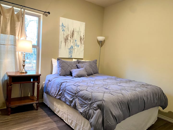 Un altro letto matrimoniale con armadio