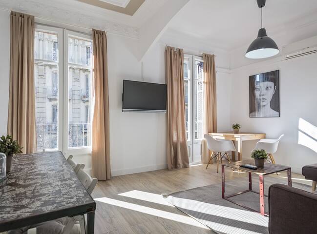 Impressive Modernist Apt. 6 pax in Eixample gallery image 3