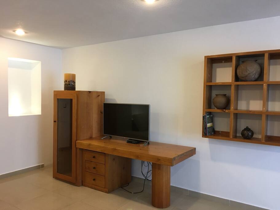 Estancia con TV, internet y Sky.