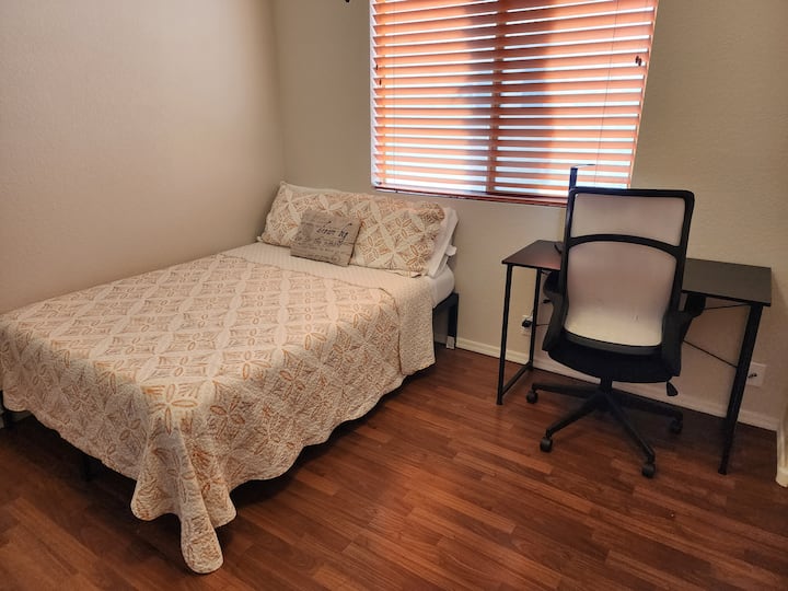 Spálňa č.2 s pracovným priestorom