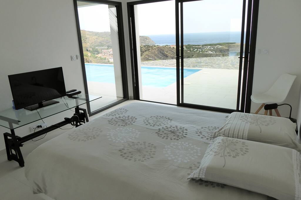 Chambre :Vue depuis le lit.