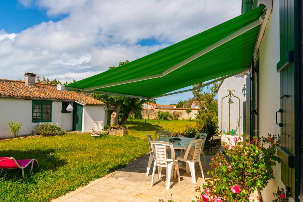 Terrasse devant la salle à manger