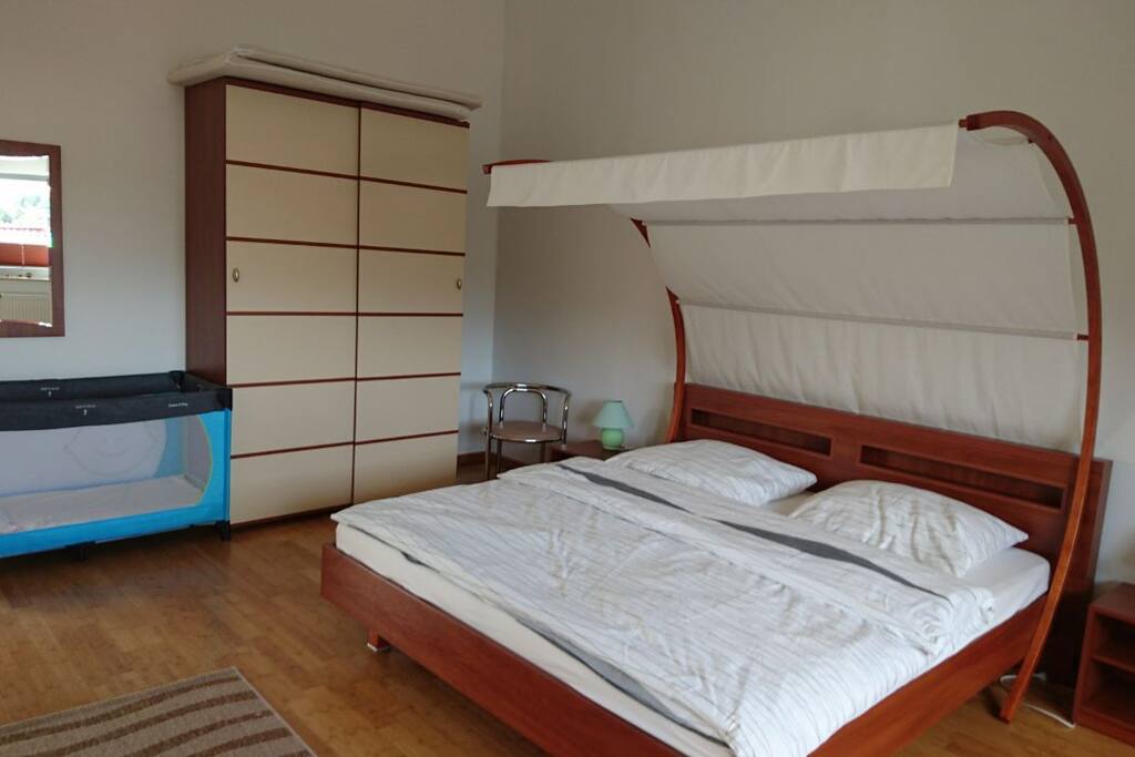 Schlafzimmer 1