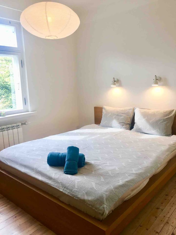 Спална соба 1 со брачен кревет (160*200 см)