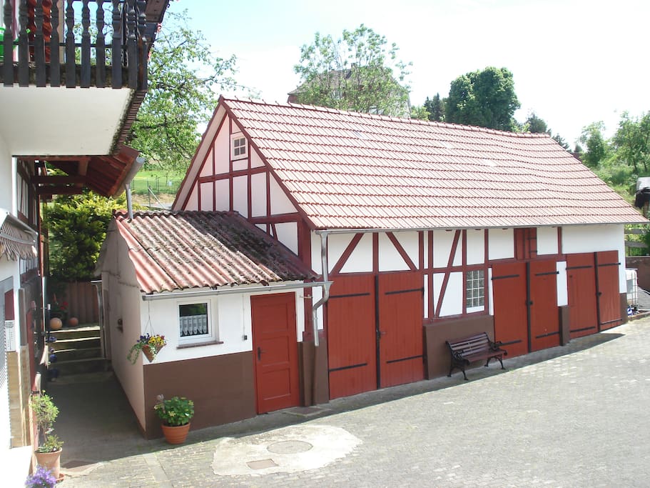 Nebengebäude/Garagen/Hof