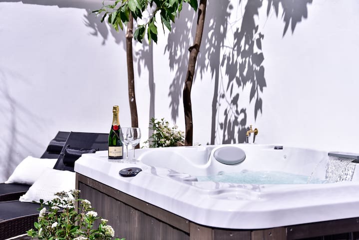 Pepi Residence: private garden and jacuzzi; duplex