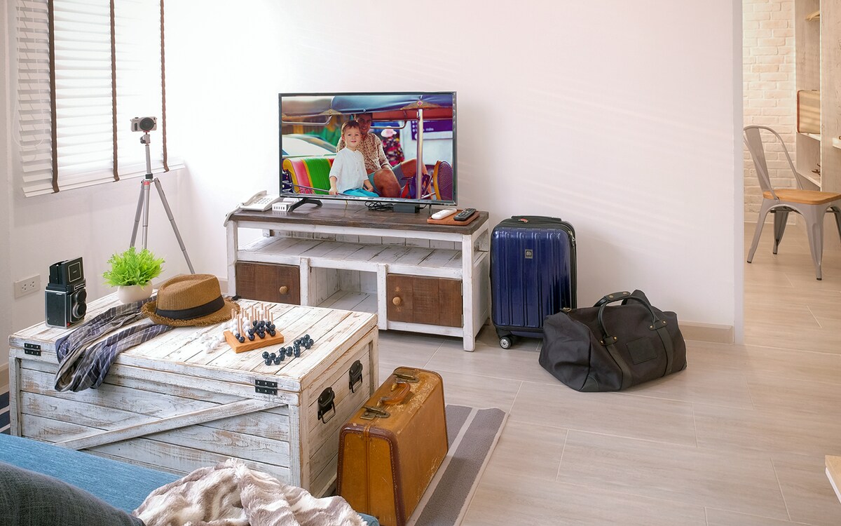 Unaweza kutazama TV ya kawaida, YouTube, au Netflix kutoka kwenye TV yetu