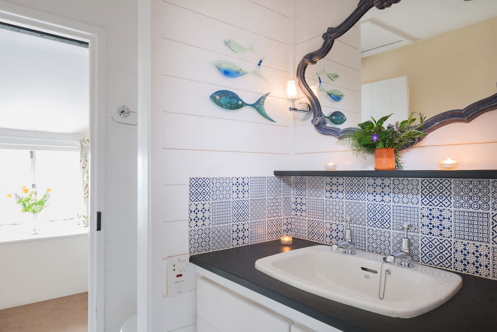 Lovely en-suite shower with local glass art