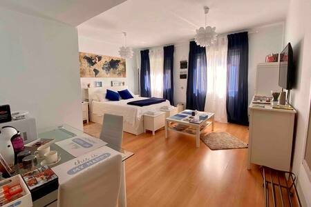 Gran Suite Azul. 25 metros.Baño Privado. Centro.