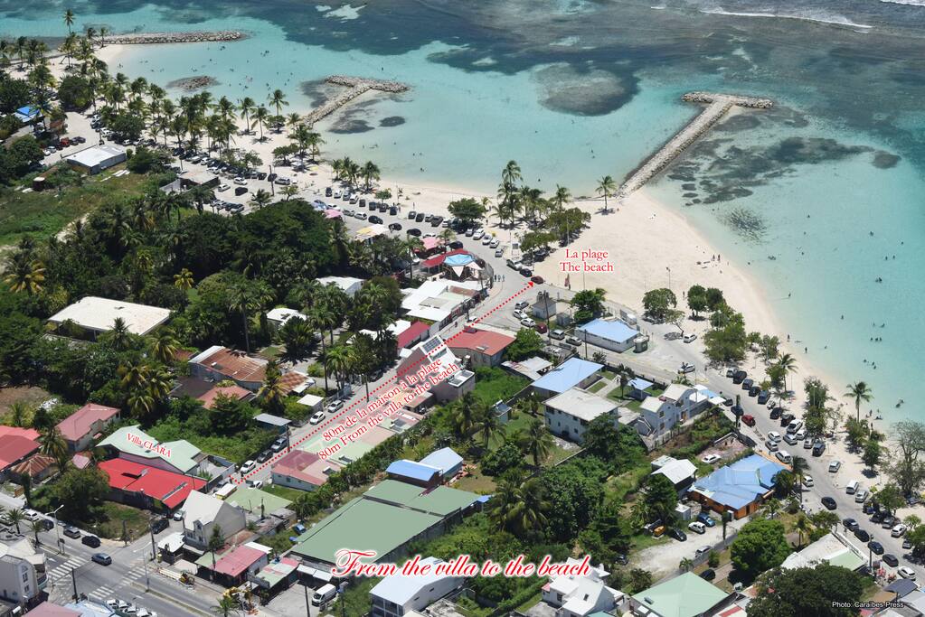 Vue aérienne : De la villa à la Plage.
(Aerial view : From the villa to the beach.)